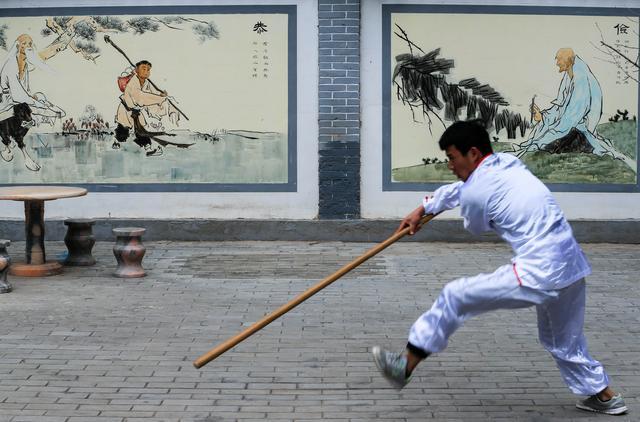 据说壳子棍是以六十六个成形的壳子一百零八棍法组成,博棍时每个壳子