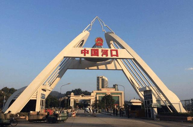 直击中越边界处的越南女人:水果明码标价,还有女人卖香烟