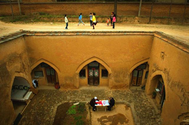 村民曾因没钱盖房挖洞住地底,现因祸得福|地坑|陕县|窑洞_新浪新闻