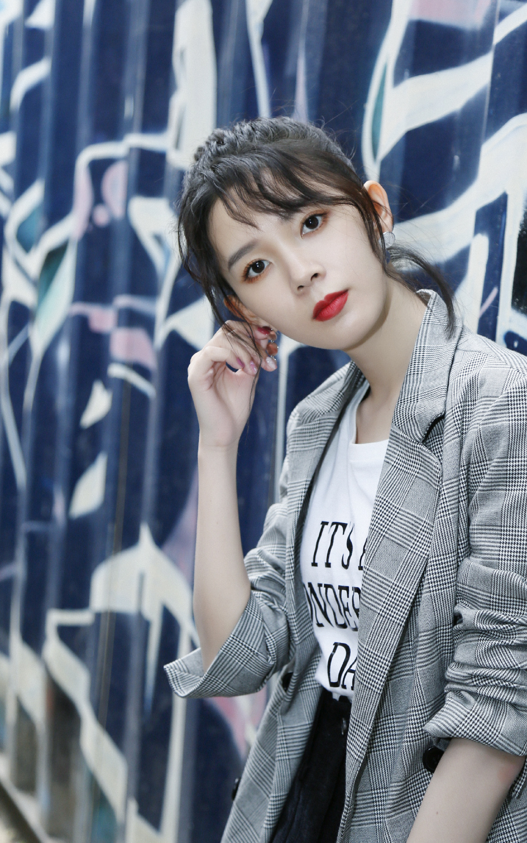 陈瑶终于不再低调穿一袭中国红裙秀麻杆腿就是腿细得太不真实