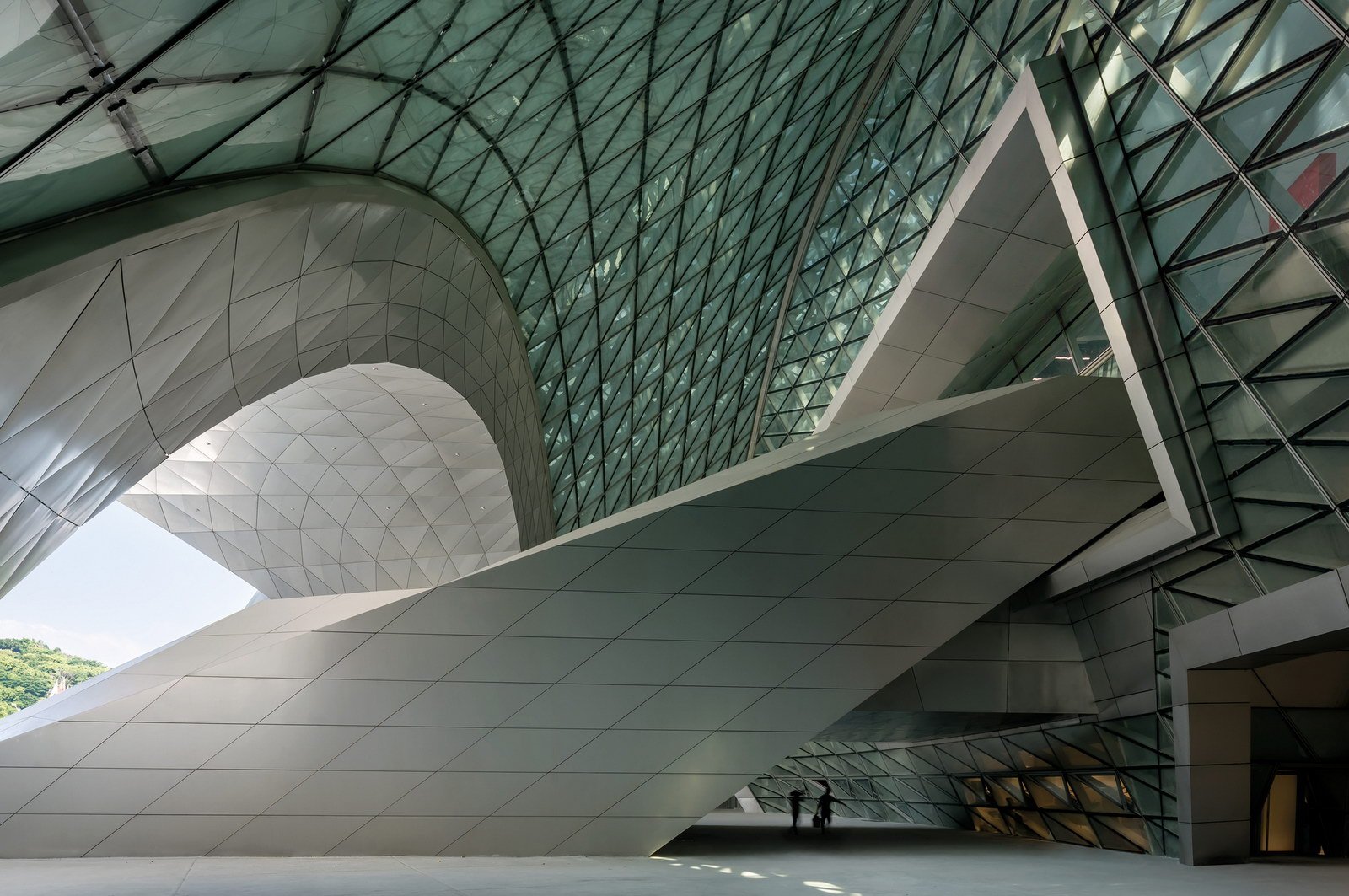 者可以乘坐自动扶梯或者通过楼梯到达建筑的主要楼层和进入"广场"之中