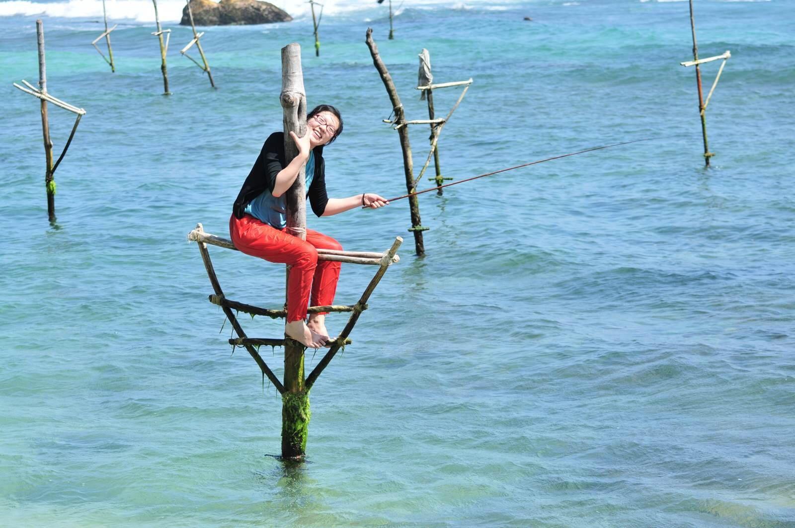 世界上最奇特钓鱼方式坐在木桩上还不用鱼饵能钓到鱼吗