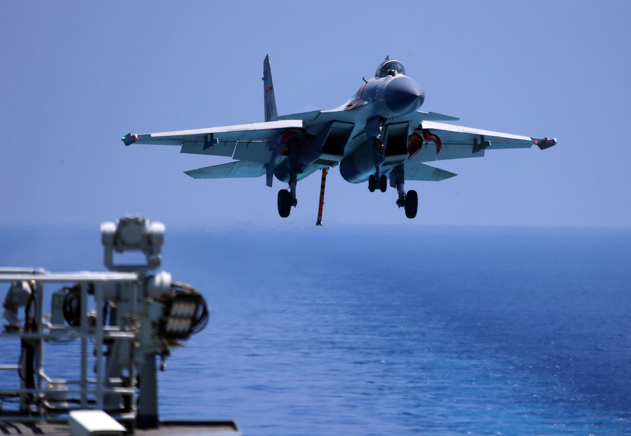 还在骂沈飞歼-15生产数量不足?其实是舰载机飞行员数量不够