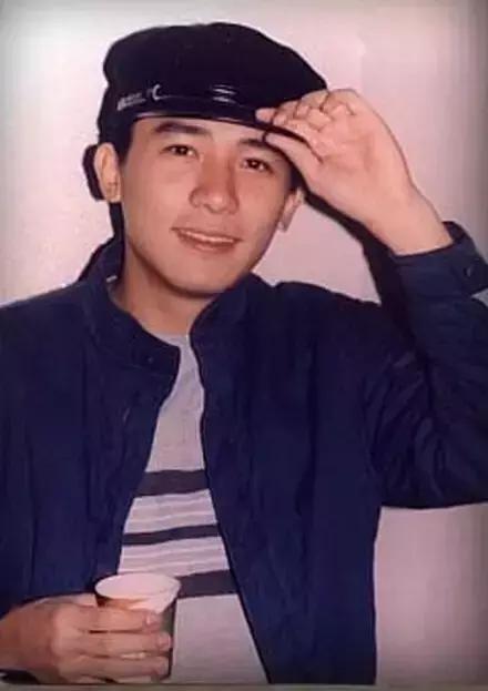 男星刚出道的样子,黄晓明五官立体,张嘉译第一眼了看成王思聪!