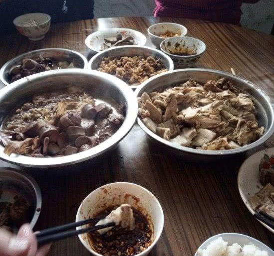 东北人杀年猪"请客",一桌子杀猪菜,吃的满嘴流油!