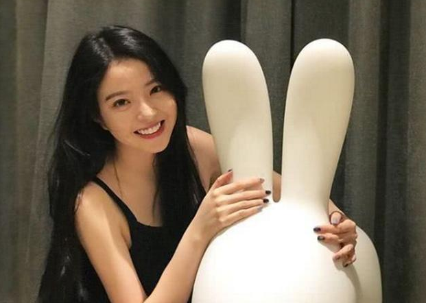 20岁身价55亿,700万豪车出行,王文也近照曝光成颜值最高富二代