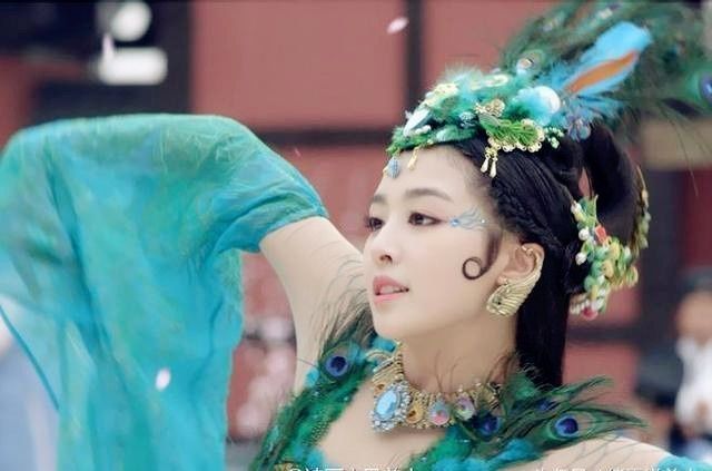 她在《兰陵王妃》中一身孔雀服堪称惊艳,加上颜值高年纪小,整个人就像