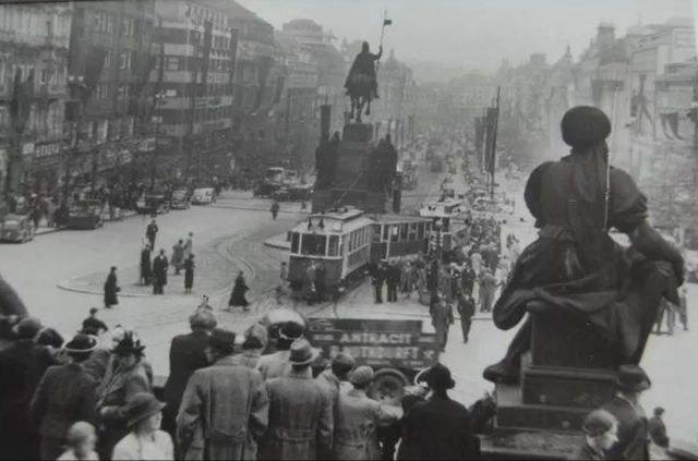 变之前,东欧国家还是很富裕的,跟西方国家差距不是很大,例如当时波兰