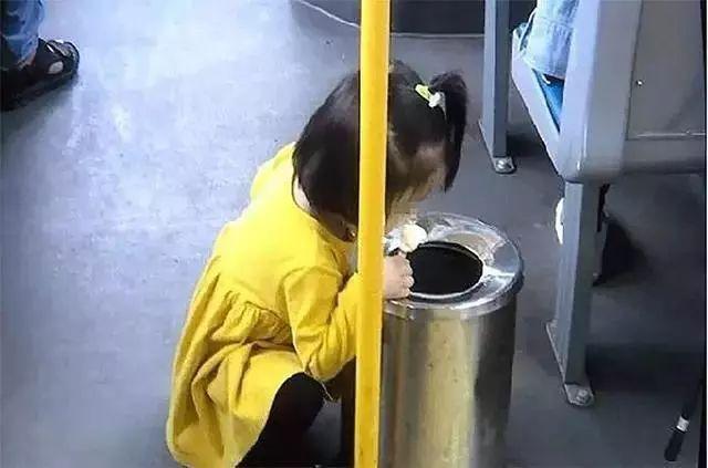 公交车上孩子晕车呕吐,妈妈边清理边说对不起,网友:这才是教养