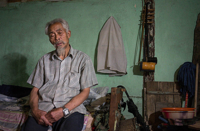 路边捡来的孙女养了20多年,今70岁白发老人花光积蓄给她看病