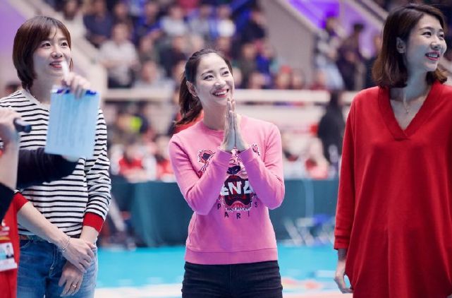 她是前女排国手，退役后担任排球解说员，30岁更加美丽自信|张娜|王茜|排球_新浪新闻