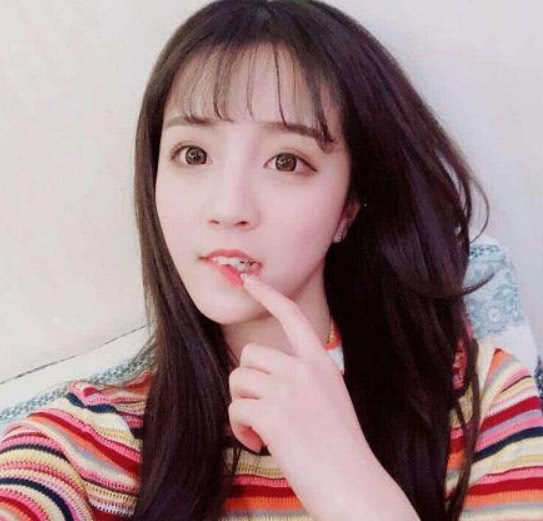 莉哥直播承认自己是"莉三万",却因多说三字被骂哭,网友:装蒜