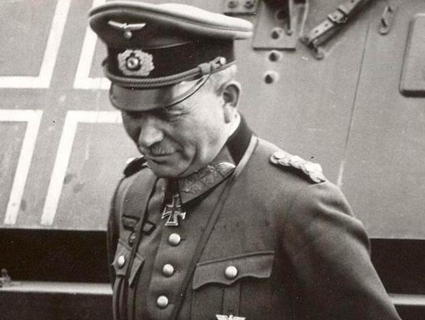 曼施坦因任职第11集团军司令,1942年负责征服克里木,保证德国石油补给