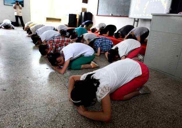 2000名学生集体跪拜父母,家长哭得稀里哗啦,网友:学校病的