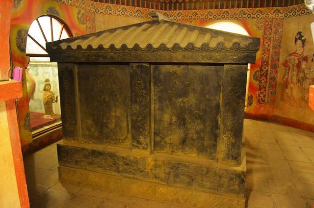 唐朝此古墓竟无一件陪葬品,仅发现1铁块,专家:女用丹书铁券!