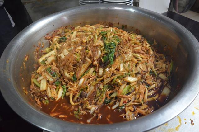 河南有一种菜叫揽锅菜,满碗都是大肉片,看着过瘾吃着解馋|蕨菜|鲁山