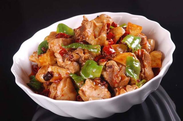 炖鸡肉时,千万不要加水,多加这一步,鸡肉鲜嫩,没有腥味