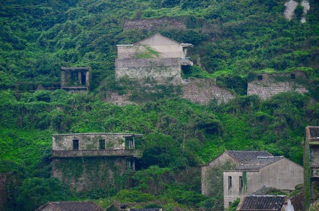 浙江一无人称为是鬼村,坟地多的本地人搬走完了,却备受游客青睐