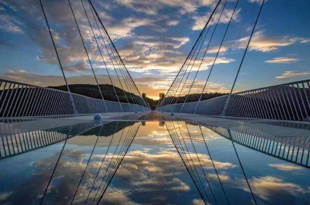 例如一脚踩上去会出现裂开了的纹路的玻璃桥,可以看到3d景观的玻璃桥