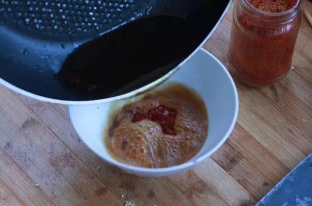 小碗里放入辣椒粉,中大火把锅中的油烧热后,关火,倒入小碗里,泼辣子.