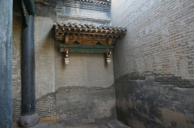 多子院处的一个巷道拐角,无门却有门的形制,告诫曹家后人要谨言慎行走