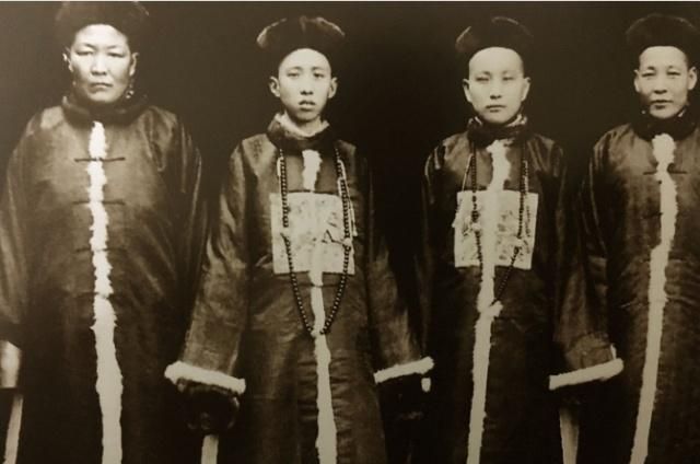 清末老照片:图二清末真实太监样貌,图五李莲英朴素写照!