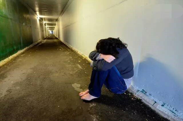 爸妈嫌弃男友穷让分手三年后家门口看到熟悉人影女子眼前模糊