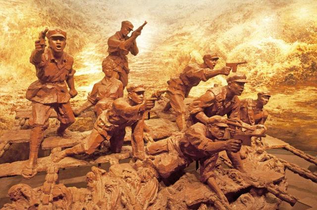 红军万里长征,飞夺泸定桥时敌军为何只拆木板,而不炸毁铁索呢