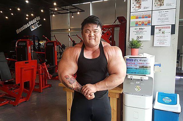 韩国巨臂哥健身练到住院≤内心≥ 肌肉越强大内心却越懦弱(¨健美)?