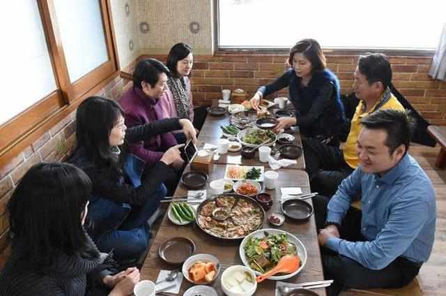 韩国人来中国吃饭,老板上了饮料后就被吓到说:难怪中国是大国