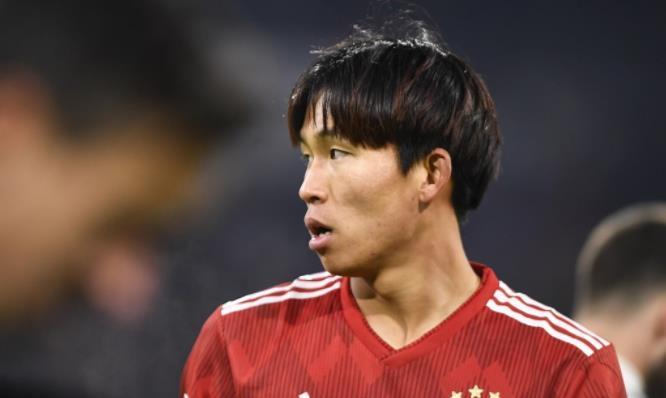 拜仁大胜出线,一人却让国足汗颜,19岁的韩国小将上演欧冠首秀