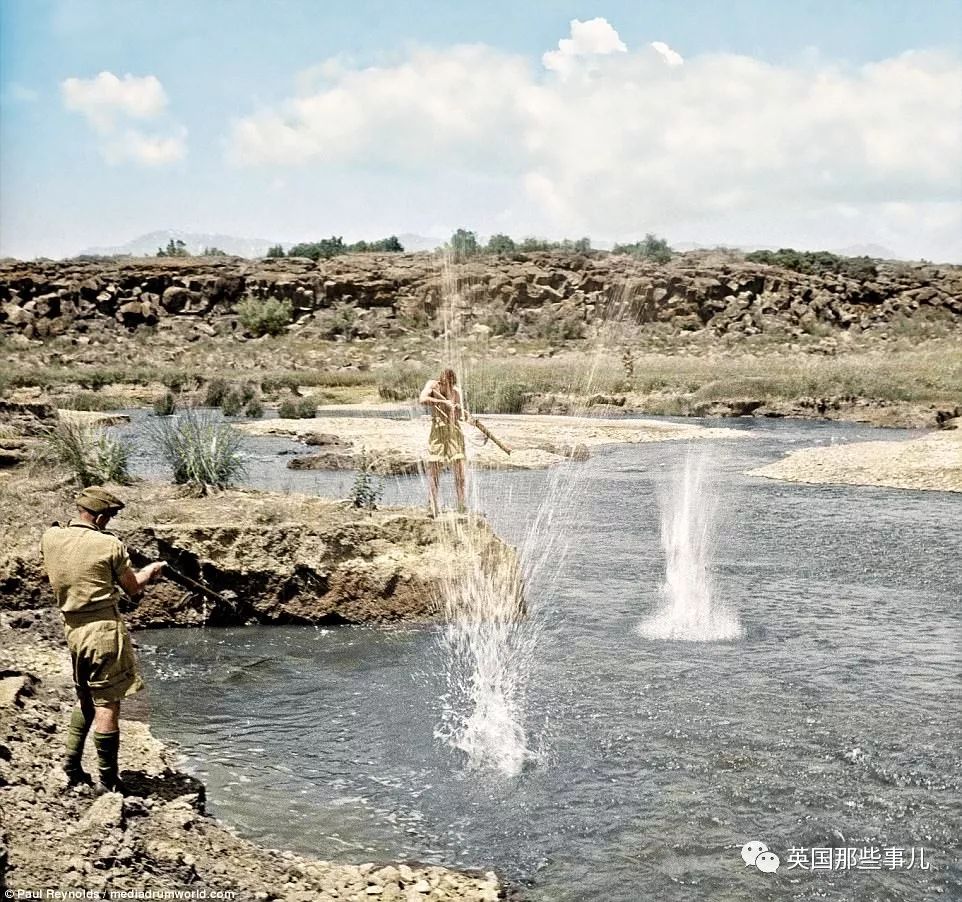 英军短暂的休战期间,士兵们在坦克旁边赤膊玩儿起了拳击.