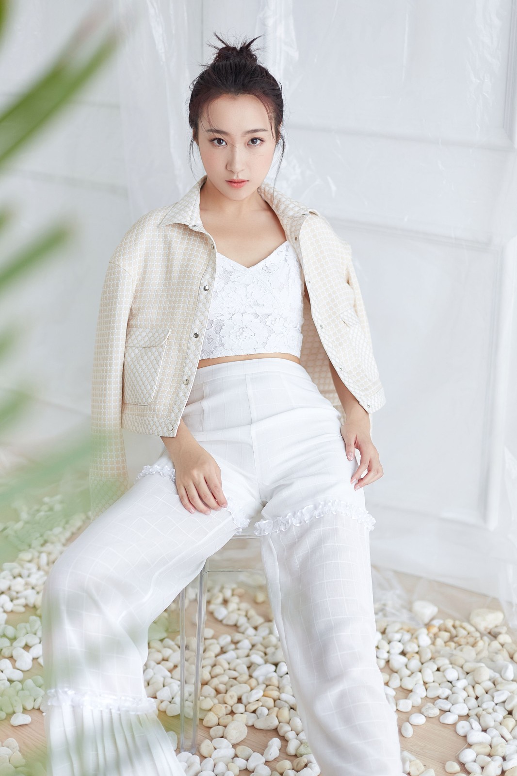 近日,演员姜雯雯曝光了一组写真大片,她格子外套内搭