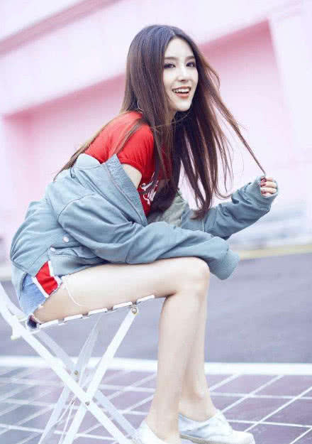 电竞女神rita商场买鞋,当露出脚的瞬间,尺寸看懵了网友