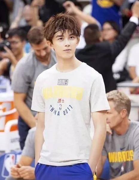 你见过最溜肩膀的明星是谁男有陈伟霆女有吴谨言张子枫