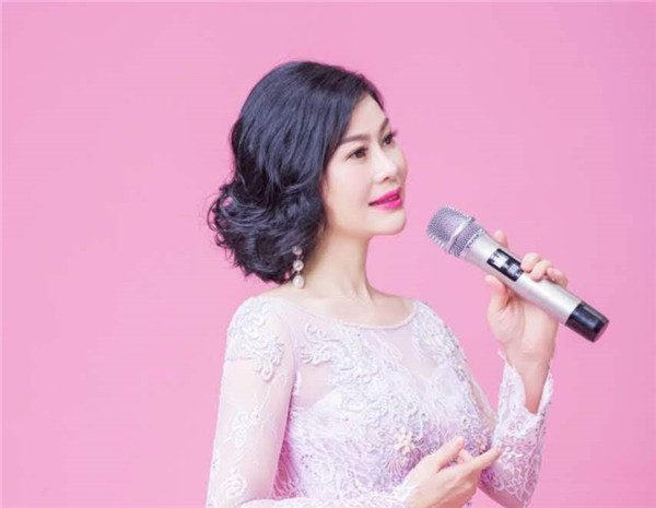 "中国道路上"最美的奔月 记青年歌手奔月