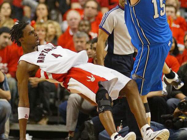 nba五大假摔天王,保罗妖刀以假乱真,瓦莱乔的演技登峰造极!