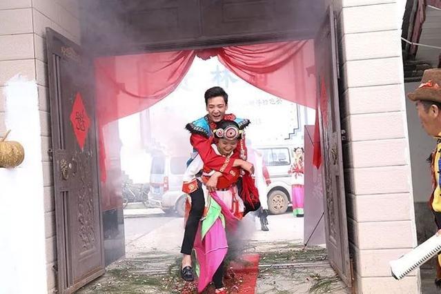 纳西族特色集体婚礼 新娘背新郎跨火盆真不可思议,丈母娘都哭了