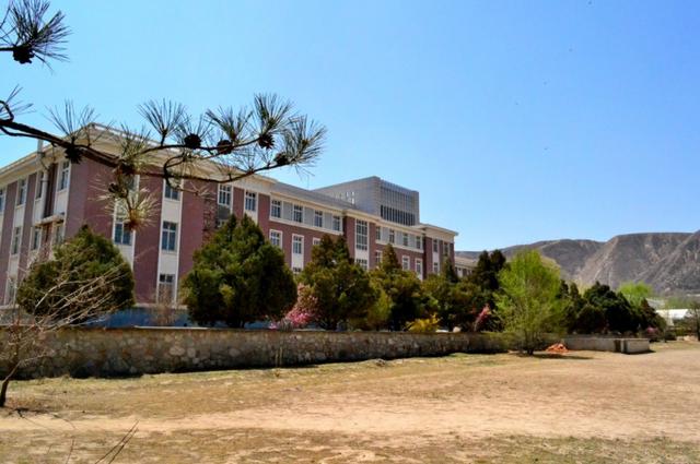 这里便是位于兰州东部夏官营镇的兰州大学榆中校区,这里三面环山,距离
