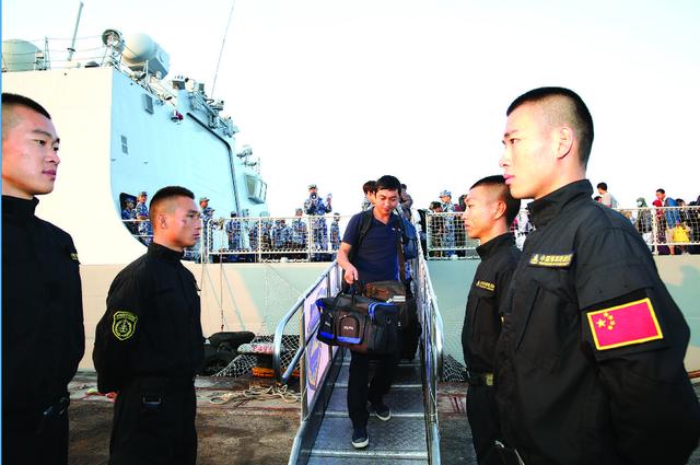 中國3次撤僑事件一次比一次霸氣軍艦打出標語無人敢挑釁