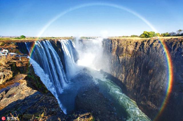 美丽的彩虹和猛烈的暴风云短兵相接,并在天空中创造了一幅绚丽的景象