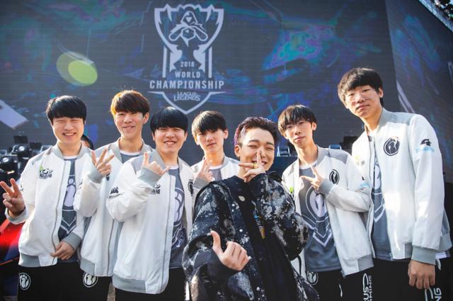 lolig与嘉宾bobby合影队员表情亮了宁王心中满是问号