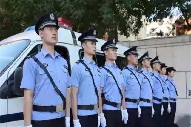 科普:我国什么级别的警察可以穿“白衬衣”?看完涨见识了|警察|白衬衣|级别|见识|白衬衫_新浪新闻