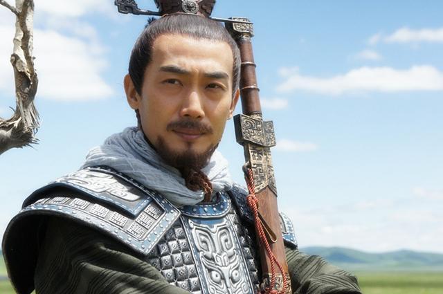 谢弃尘在剧中是一位手握军事大权的将领,虽说拥军百万,但是,谢弃尘