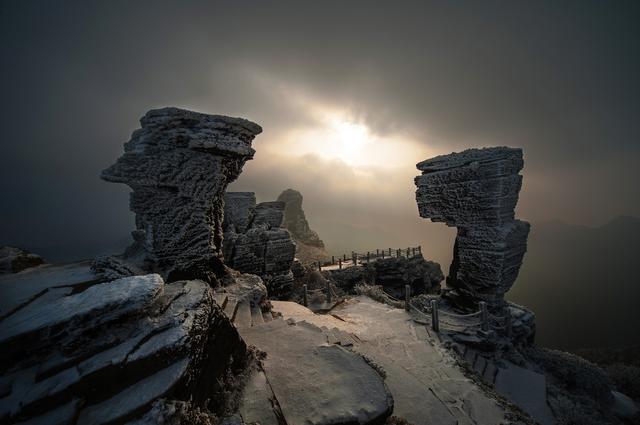 2493米大山上奇迹建筑寺庙横跨两座山峰心中六a级景区
