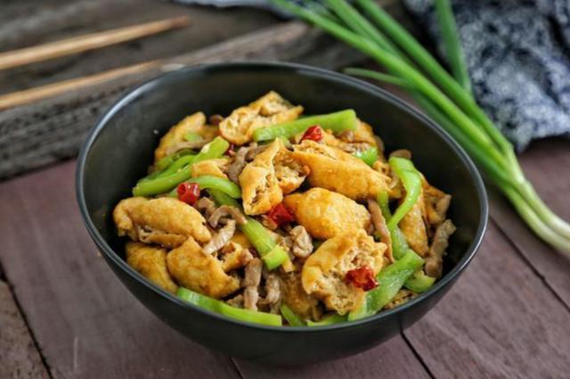 【豆腐泡炒肉】