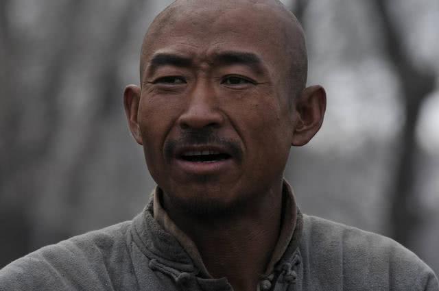 我们都知道孙德胜是骑兵连连长,一直都是骑兵专业,因此养成了敬骑兵礼