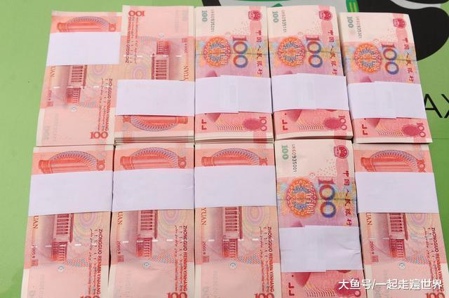 出租车司机捡到10万现金主动上缴有人说他善良有人却说他傻