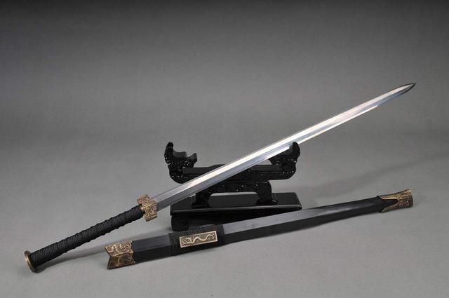 秦汉长剑竟有1米以上,这么长的剑怎么能在战斗的时候拔出来呢?