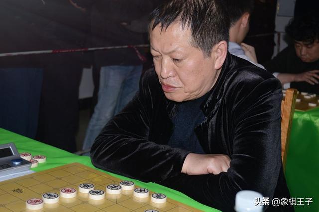 此人正乃1954年出生,已六十五岁高龄的特级大师,苗永鹏.